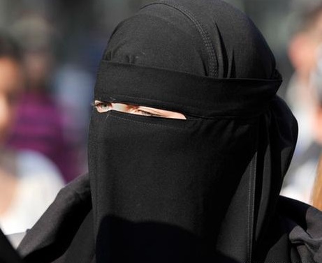 محكمة الاستئناف الفرنسية تؤيد فصل مسلمة رفضت نزع الحجاب