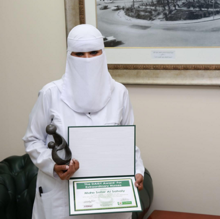 مها السهلي.. أول ممرضة سعودية تنال جائزة “ديزي” بـ”سعود الطبية”