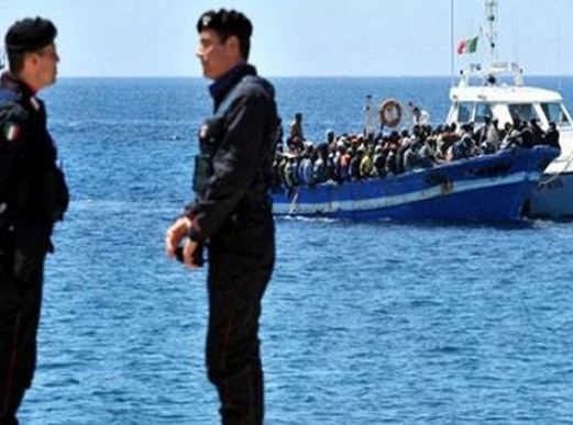 إنقاذ 2700 لاجئ من عرض البحر قرب السواحل الإيطالية