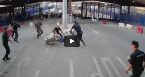 بالفيديو.. هاجم الشرطة شاهرًا سكينًا وهكذا تم السيطرة عليه