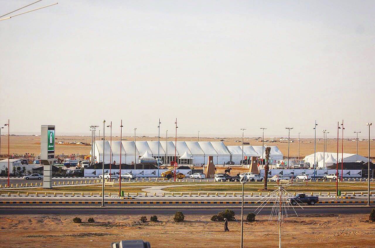بالصور.. عروض جوية ومعارض للخيول والهجن في مهرجات ربيع حفر الباطن