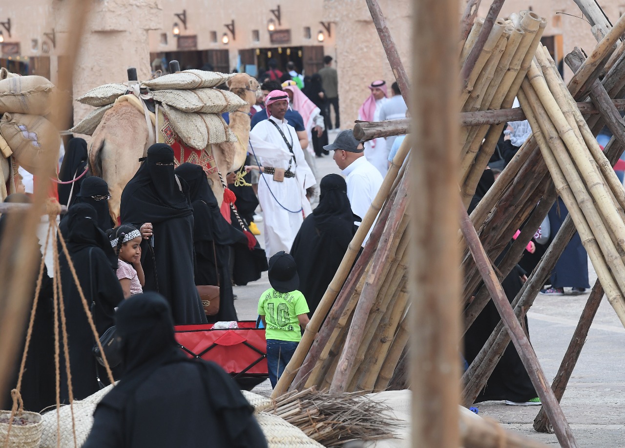 بالصور.. فرضة العقير بمهرجان الساحل الشرقي تستحضر تجربة الصيادين والباعة قبل قرن