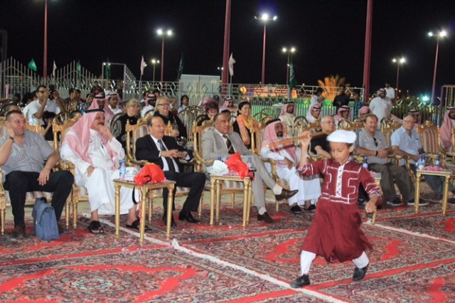 بالصور.. والي أريانة والقنصل التونسي يقفان على سجادة الورد الطائفي