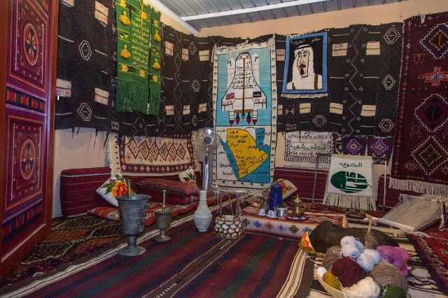 “عاصفة الحزم” و”إعادة الأمل” أبرز أعمال المنسوجات اليدوية بمهرجان العيد بـ”طبرجل”