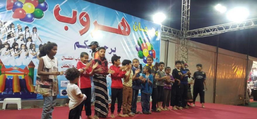 أطفال مهرجان “هروب” يقبلون رؤوس أمهاتهم قبل صعودهم على المسرح