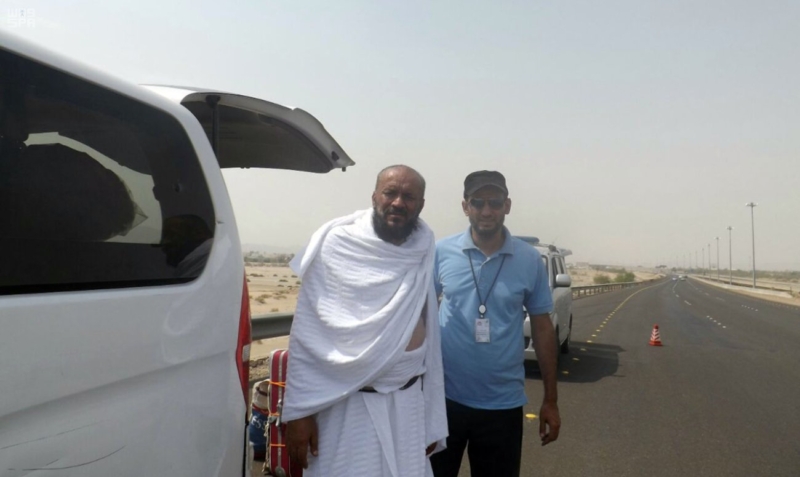 مهنيون سعوديون يجوبون الطرقات لإصلاح السيارات المتعطلة مجانا على الطرق المؤدية للحرم المكي 2