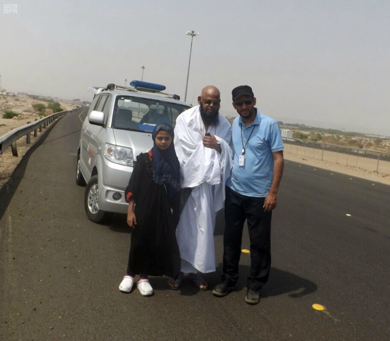 بالصور.. سعوديون يُصلحون السيارات المتعطلة “مجانًا” على طرق الحرم