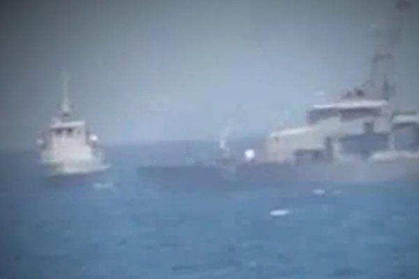 شاهد.. مواجهة بحرية بين سفينة أميركية وزورق إيراني مسلح