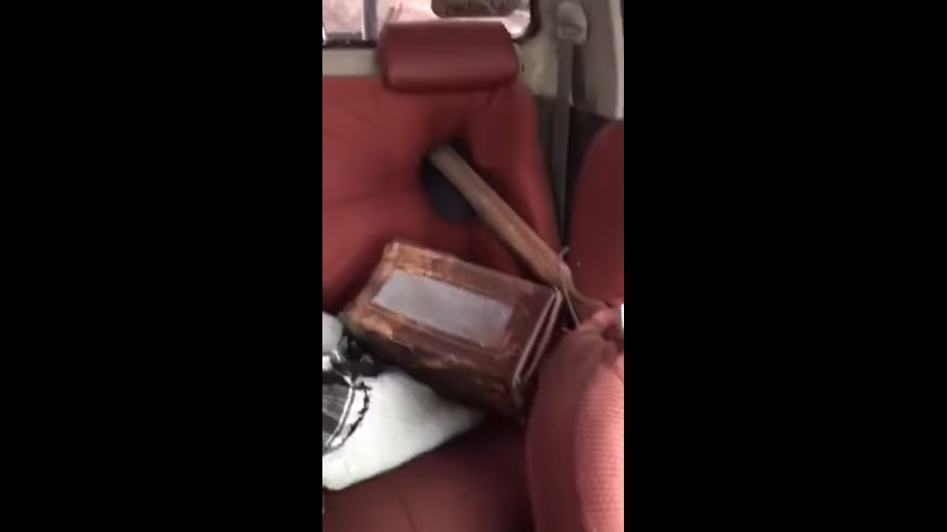 فيديو مروع.. “مواسير” تخترق سيارة حتى المقعد الخلفي