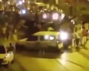 شاهد.. مواطن تركي يعترض بسيارته دبابة للانقلابيين أثناء محاولتها الهروب