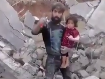 شاهد.. مواطن سوري يوجه رسالة قوية لبشار من وسط حطام منزله