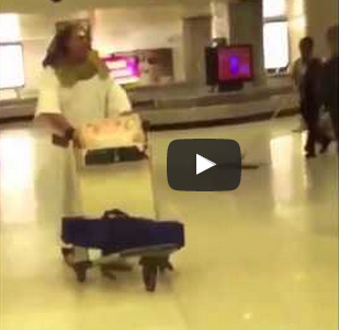 مواطن مصري يصل مطار الكويت مرتدياً ملابس فرعونية