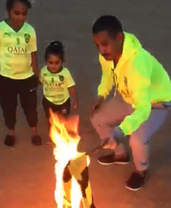 بالفيديو.. مواطن يحرق شعار نادي #الاتحاد أمام أطفال