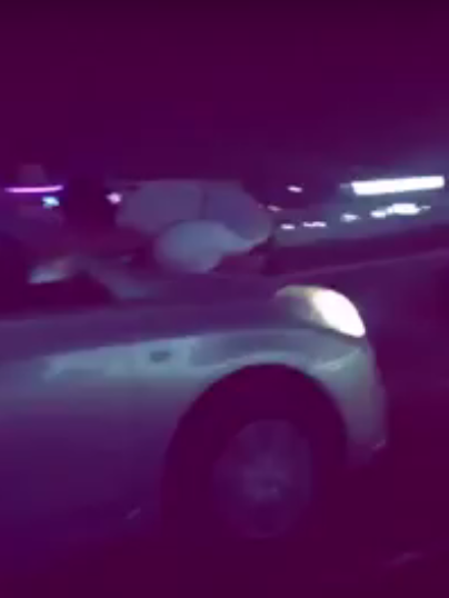 فيديو مستهجن.. مواطن يقود بسرعة عالية وزميله فوق غطاء السيارة