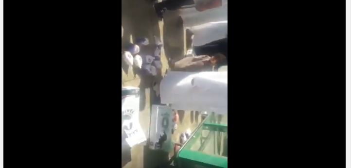 بالفيديو.. مواطن يلقي دجاجًا صالحًا على أرصفة متجر في #بيشة بسبب”رائحته”
