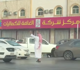 شاهد.. مواطن ينظم حركة السير بأحد تقاطعات الرياض بعد تعطل إشارة مرور