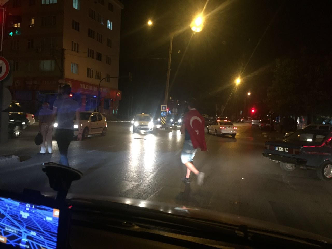 شاهد .. مواطنون أتراك ينزلون للشوارع تجاوباً مع أردوغان