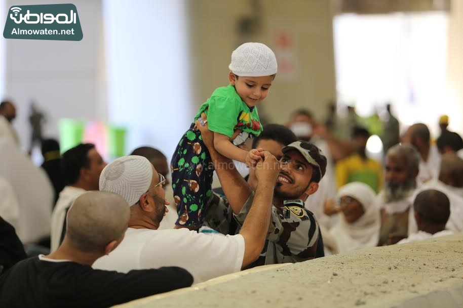 صور إنسانية لرجل أمن .. حمل طفلا حتى انتهى والده من رمي الجمرات
