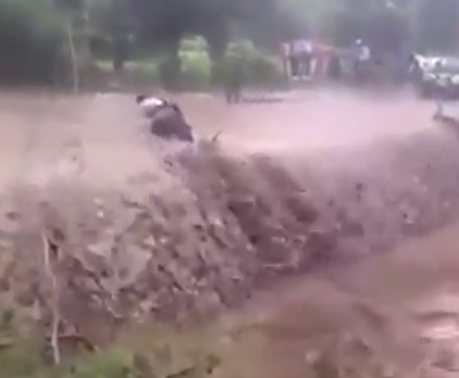 شاهد.. لحظة مثيرة  لراكب دراجة نارية متهور اجتاحته الفيضانات