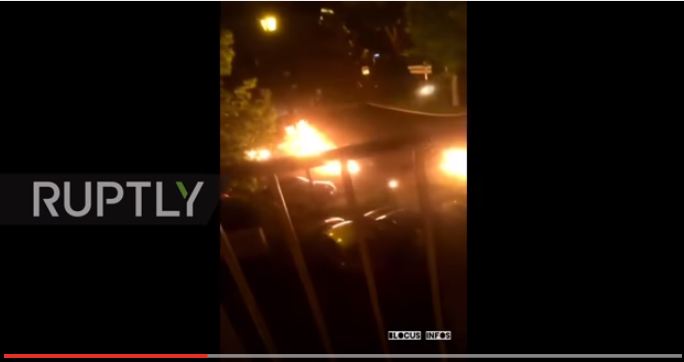 بالفيديو.. محتجّون يلقون قنابل “مولتوف” على السيّارات في فرنسا والسبب !!