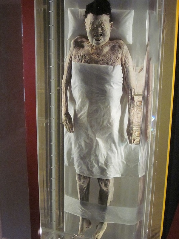 مومياء محنطة قبل 2000 عام تحتفظ بجلد وشعر جثتها 2