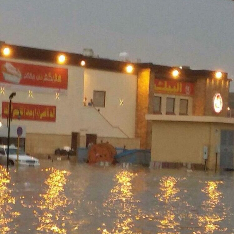بالصور.. مياه الأمطار تغلق مطعم البيك بـ #بريدة