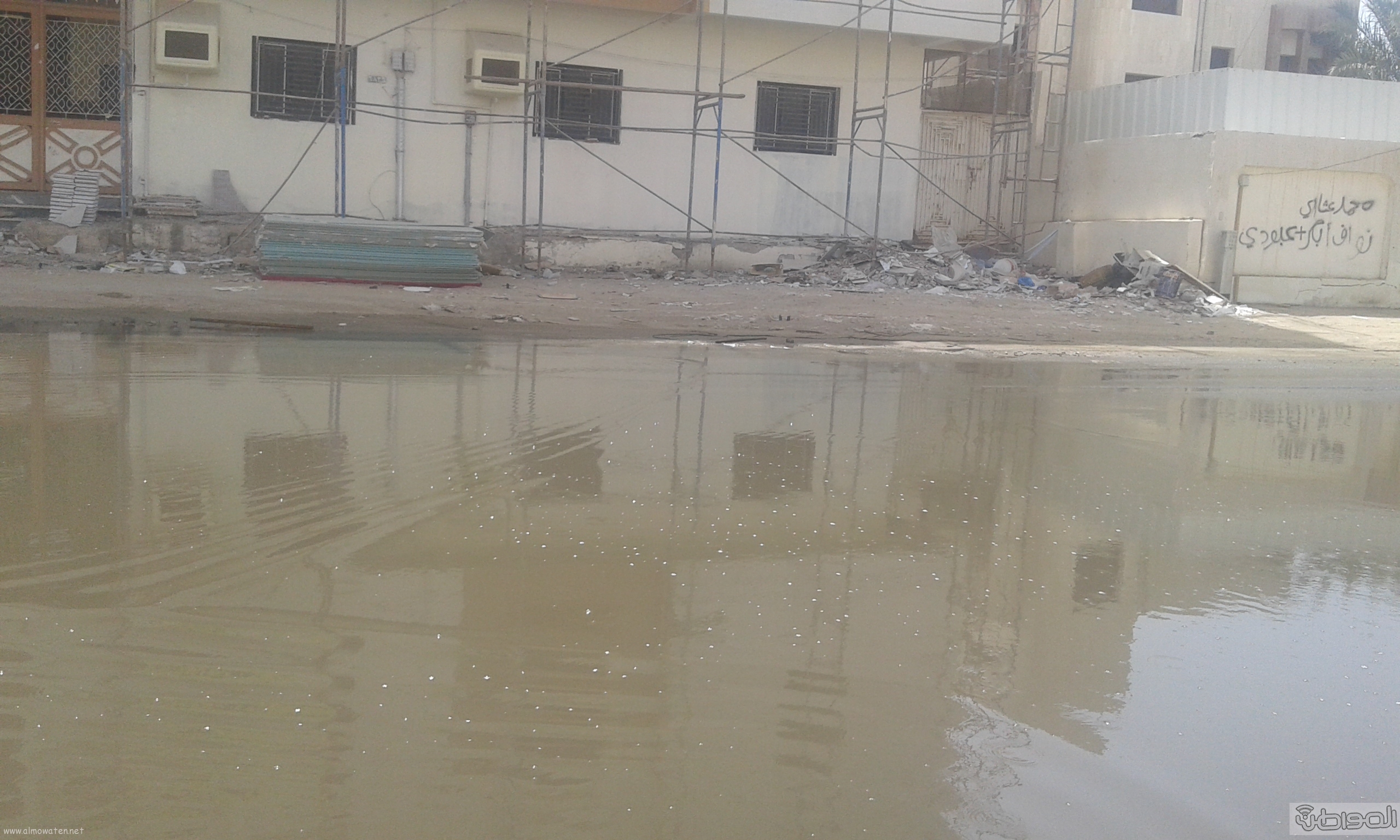 مياه الصرف الصحي تحاصر مسجد ومباني حكومية بروضة جازان (1)