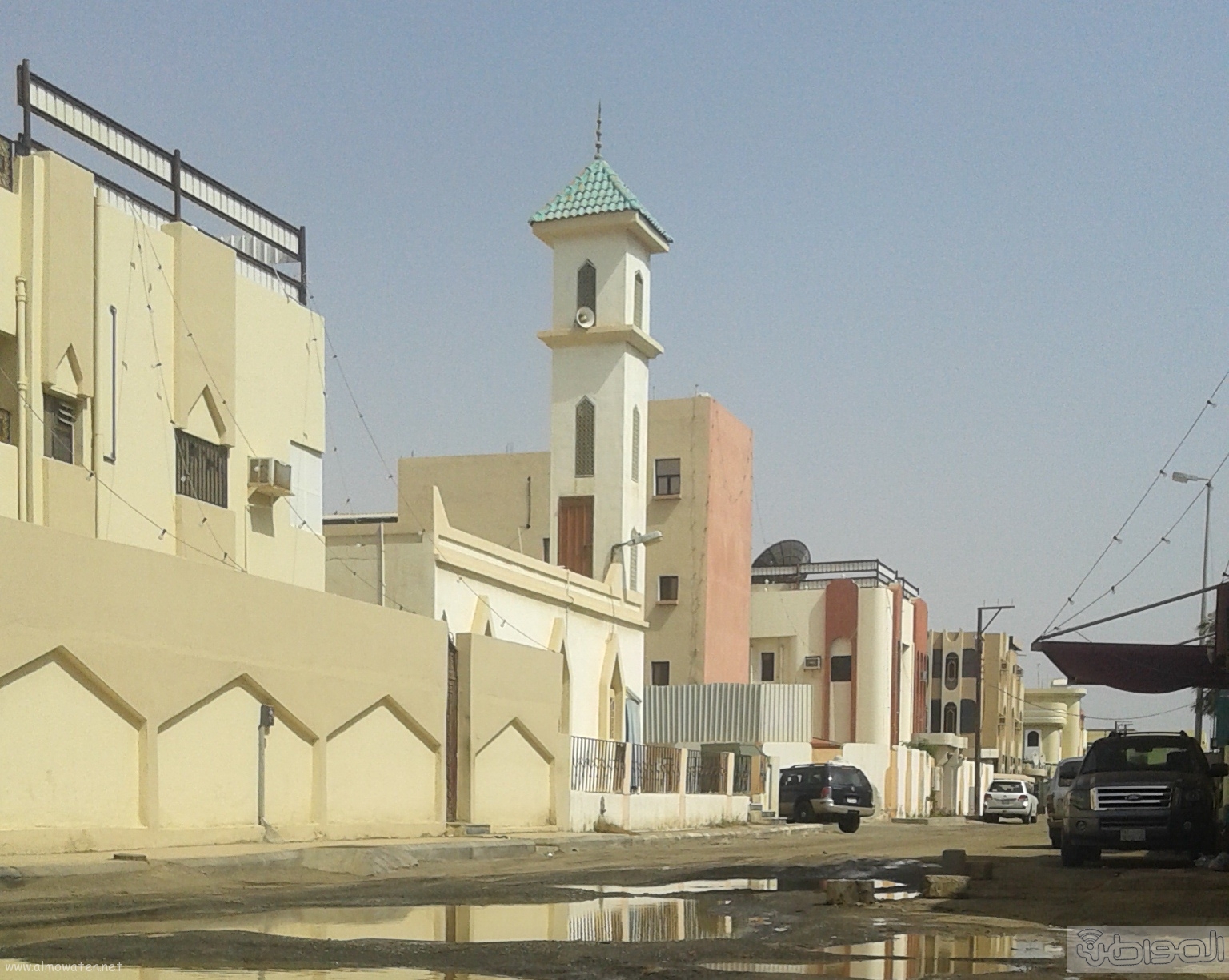 مياه الصرف الصحي تحاصر مسجد ومباني حكومية بروضة جازان (11)