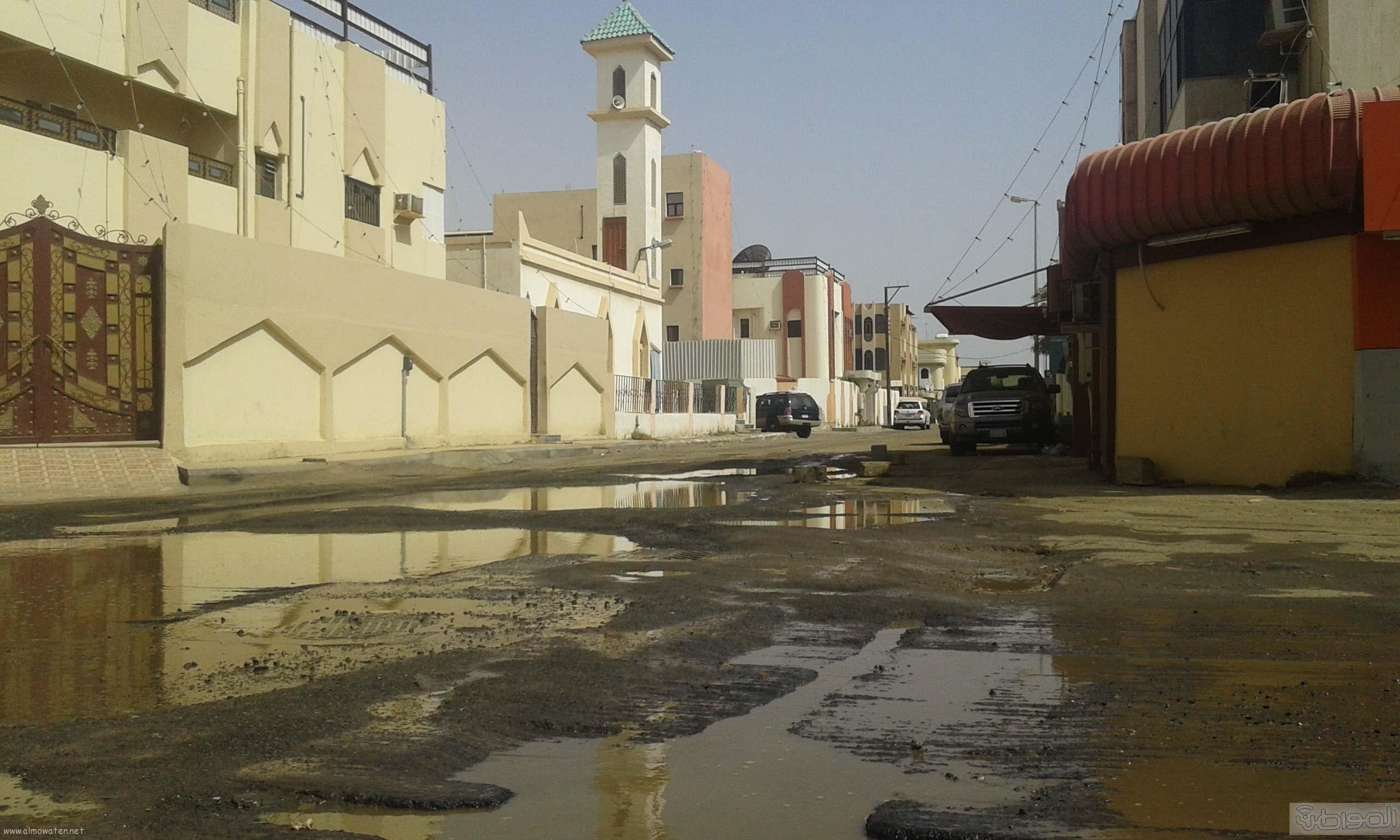 بالصور.. مياه الصرف الصحي تُحاصر مسجدًا ومبانٍ حكومية بروضة #جازان