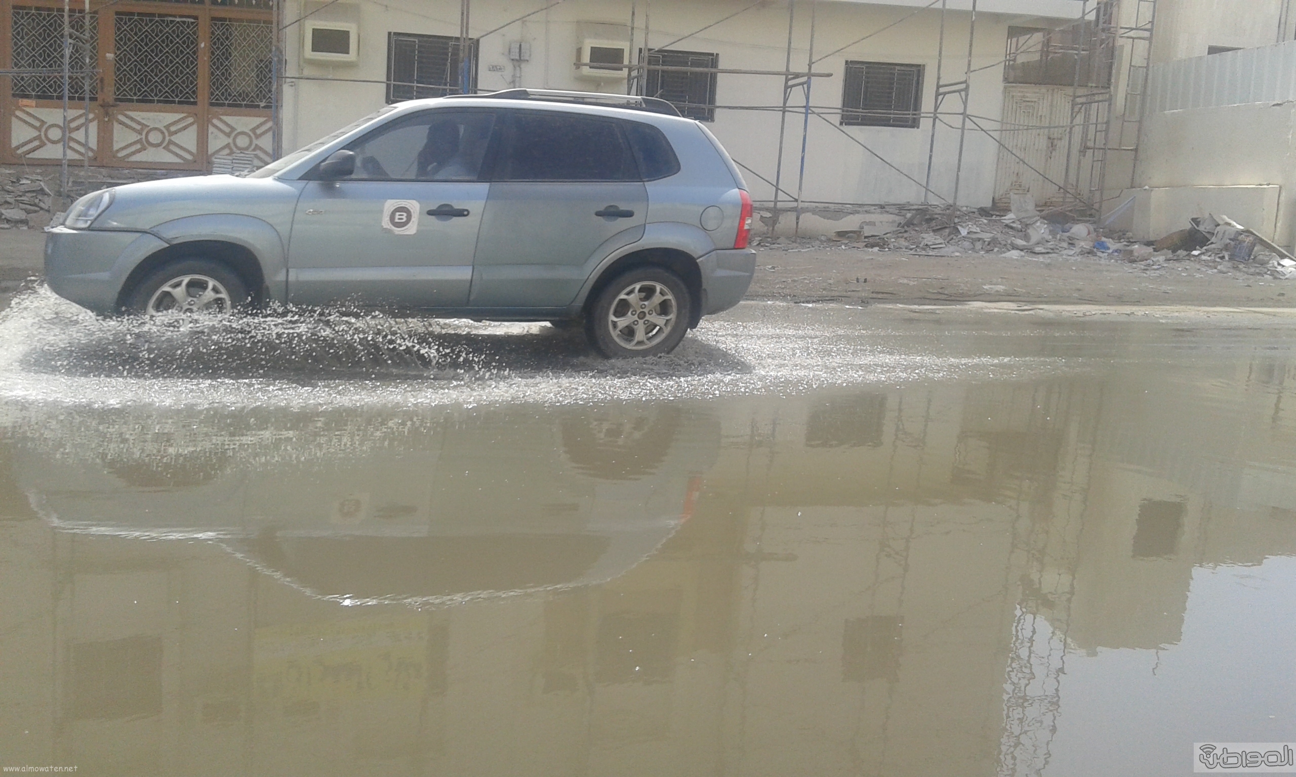مياه الصرف الصحي تحاصر مسجد ومباني حكومية بروضة جازان (3)