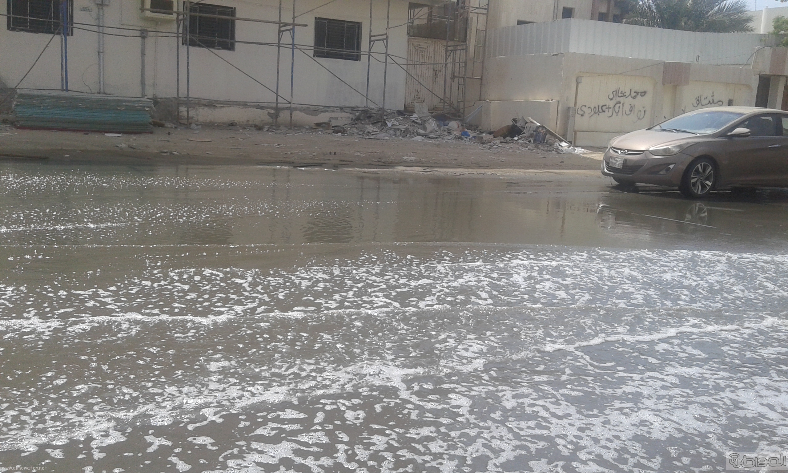 مياه الصرف الصحي تحاصر مسجد ومباني حكومية بروضة جازان (4)