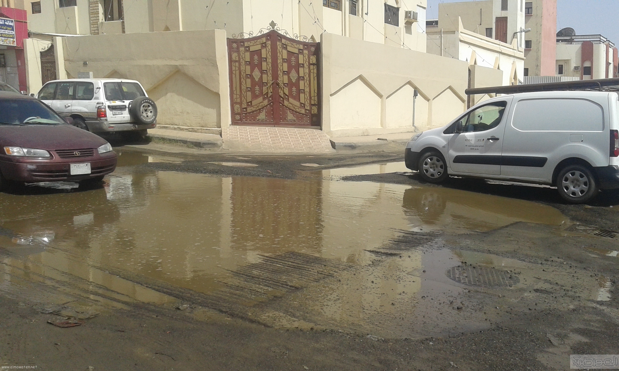 مياه الصرف الصحي تحاصر مسجد ومباني حكومية بروضة جازان (7)
