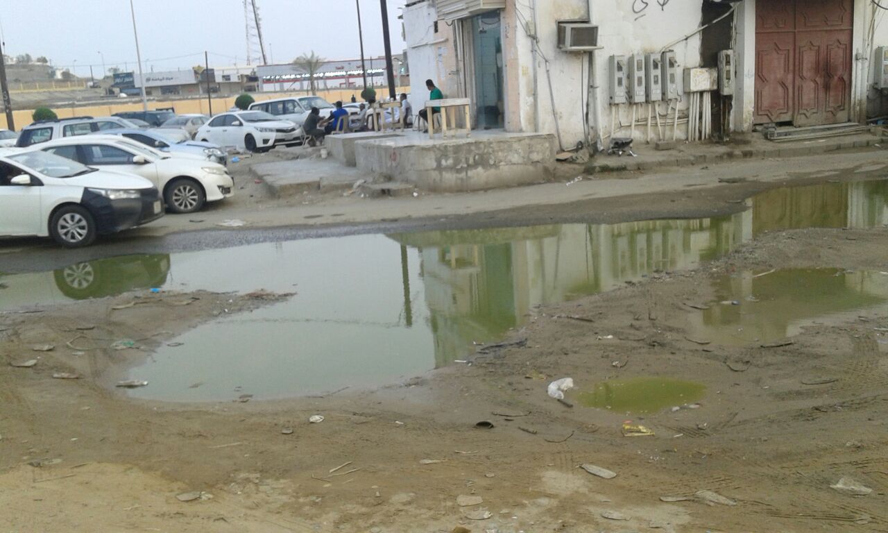 بالصور.. مياه الصرف تحاصر سكان حي الشامية في جازان