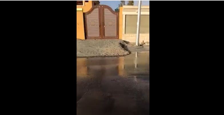 مواطن يوثق بالفيديو غرق شارعٍ في بيشة بمياه الصرف
