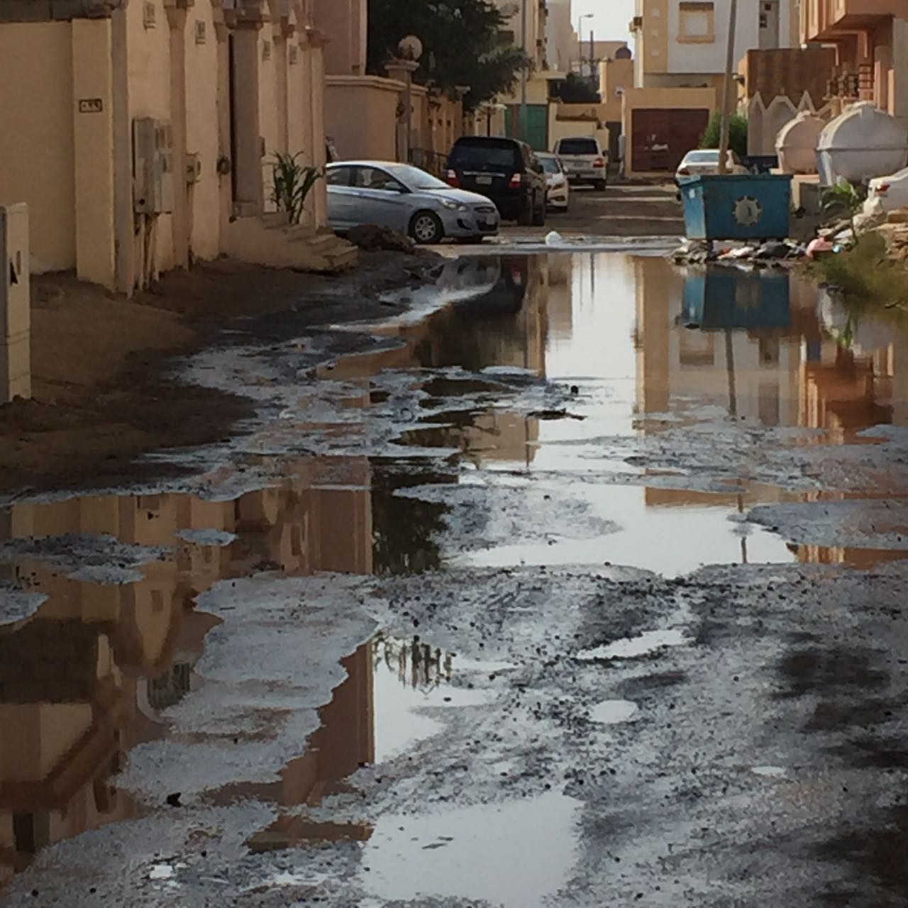 بالصور.. تسرب مياه يغرق شارعاً ويحاصر سكان حي المطار بجازان