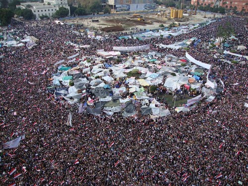الأجهزة الأمنية في مصر تغلق ميداني التحرير ورابعة