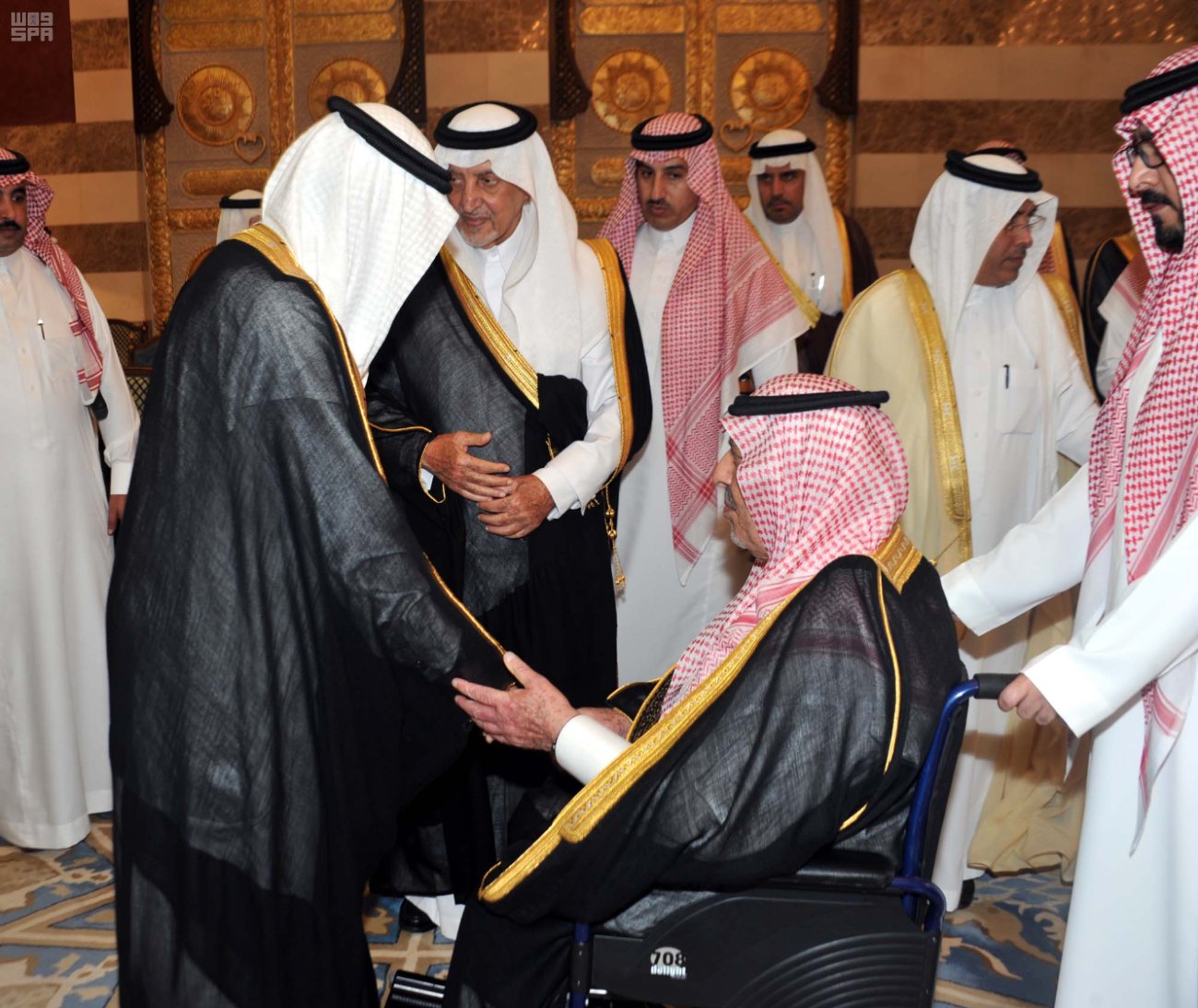 خالد الفيصل يستقبل المُعزين في وفاة الأمير محمد بن فيصل