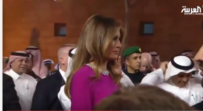 بالفيديو.. رد فعل ميلانيا ترامب بعد أداء الرئيس الأميركي للعرضة السعودية