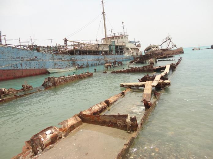 التحالف العربي في بيان #عاجل : استهداف ميناء المخا بقارب حوثي مفخخ