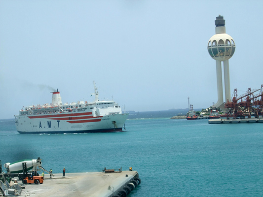 ميناء #جدة يوقف حركة الملاحة بسبب الغبار الشديد