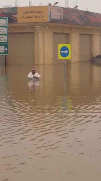 بالفيديو.. مُسن متهور يقطع مياه الأمطار بـ #بريدة