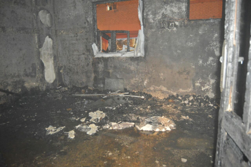 مُكيف يسبب حريقا في مبنى سكني بحي الشريبات 4