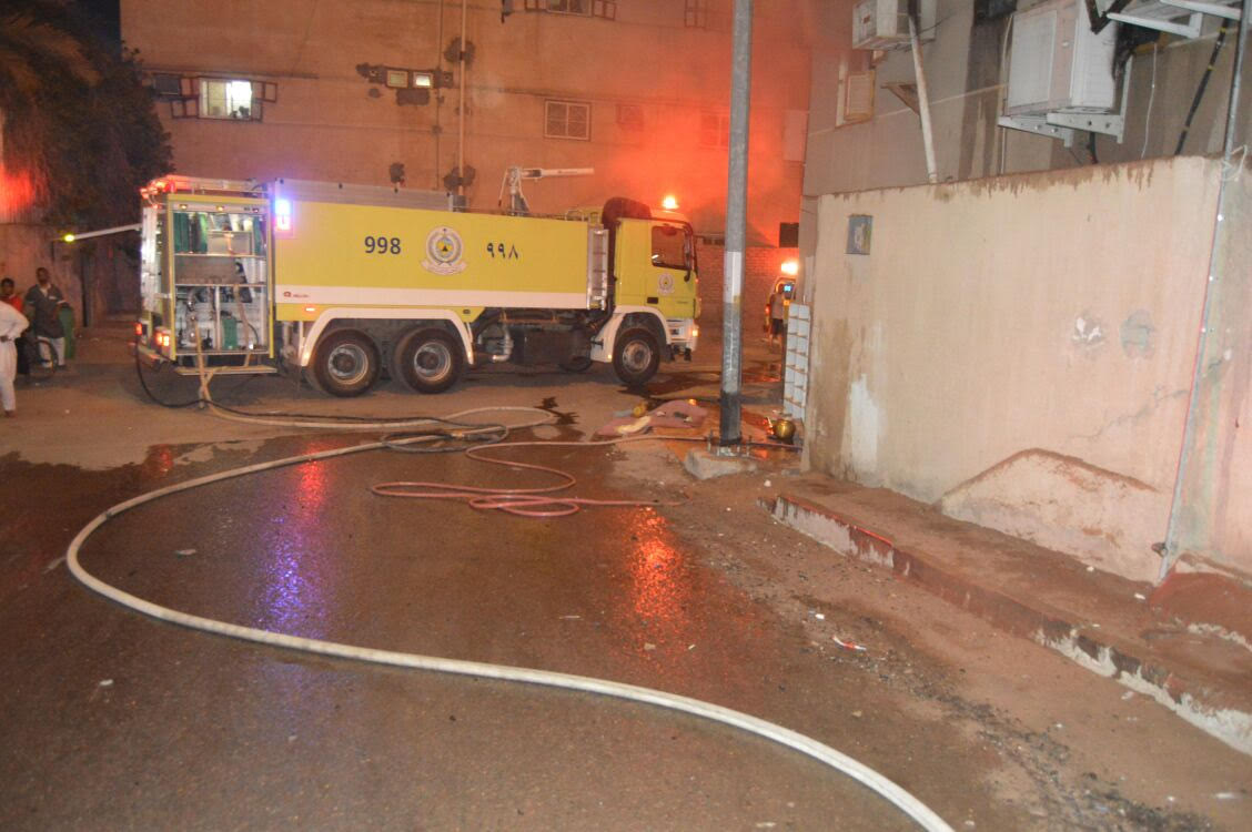 بالصور.. مُكيّف يسبب حريقًا في مبنى سكني بحي الشريبات