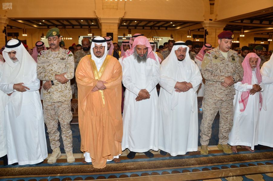 نائب أمير الرياض يؤدي صلاة الميت على الشهيد السبر