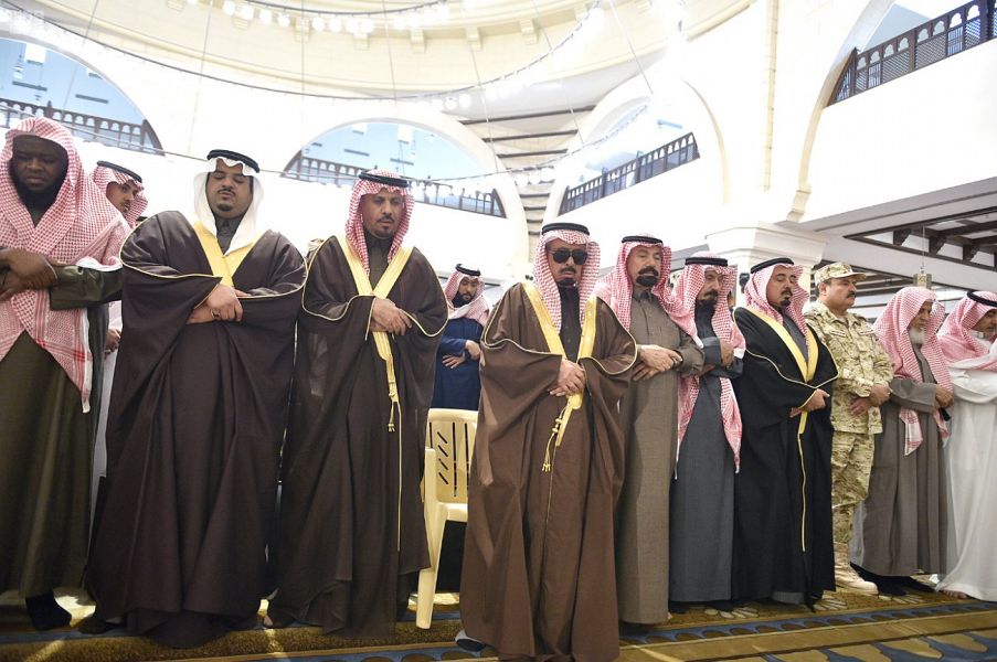 نائب أمير الرياض يتقدم المصلين على وكيل أمير الفوج 22
