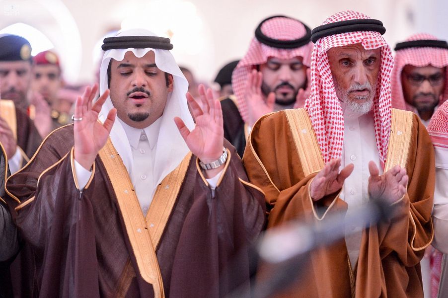 بالصور.. نائب أمير الرياض ينقل تعازي القيادة لذوي الشهيد الكثيري