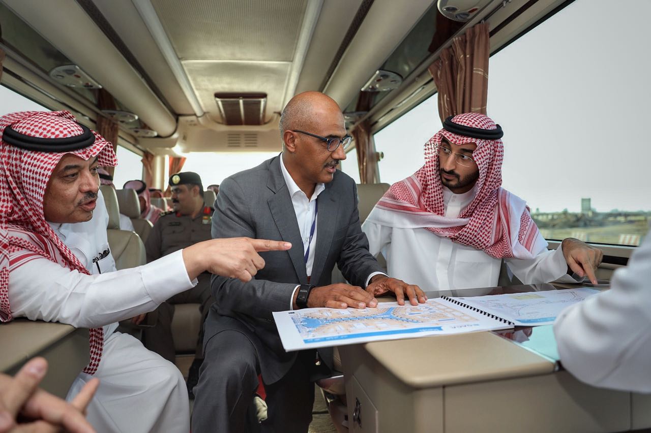 بالصور.. أمير مكة بالإنابة يتابع أعمال مطار جدة الجديد