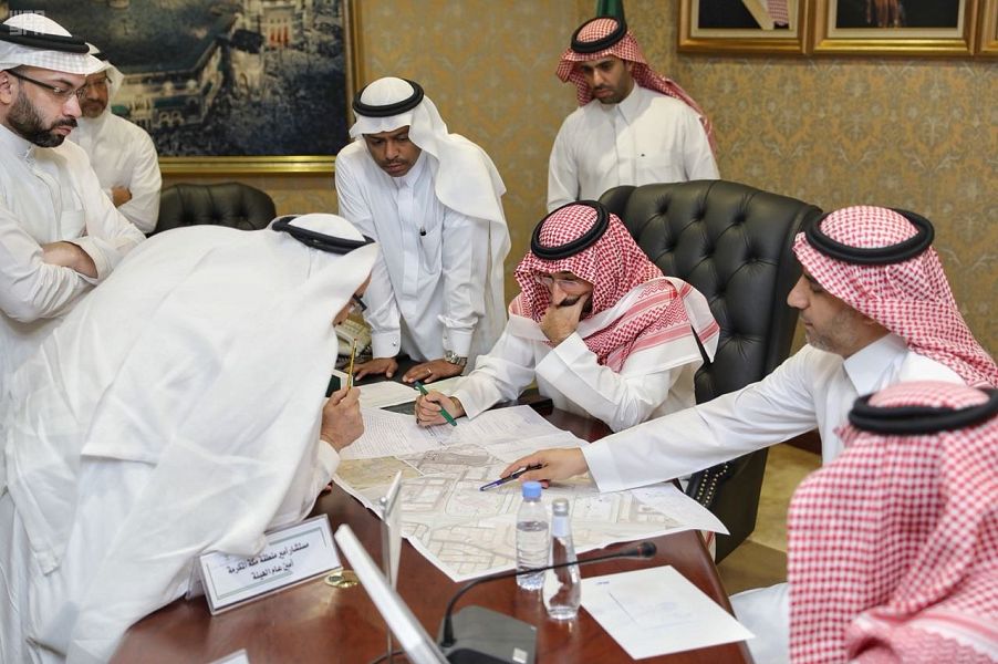 بالصور.. نائب أمير مكة ينقل اجتماعه إلى نقطة فرز الحجاج قيد التطوير