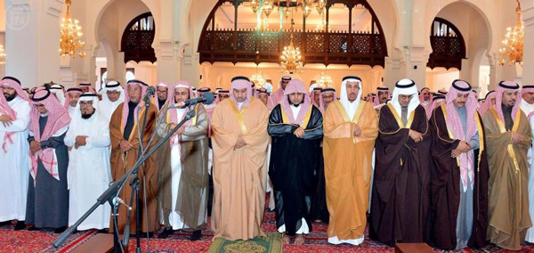 “تركي بن عبدالله” ومفتي المملكة يؤدّيان صلاة الميّت على الوزير السّابق الرّشيد