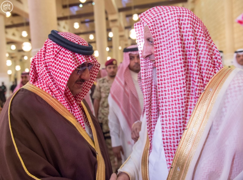 نائب خادم الحرمين يؤدي صلاة الميت على الأميرة سارة بنت سعود11